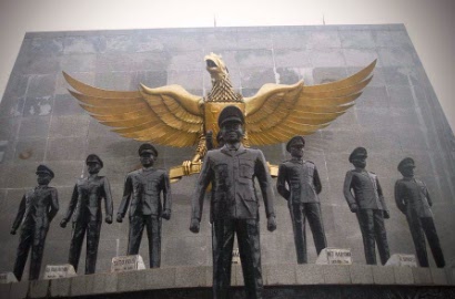 Para ABG Ini Dibully Gara-Gara Duduki Kepala Patung Monumen Kesaktian Pancasila