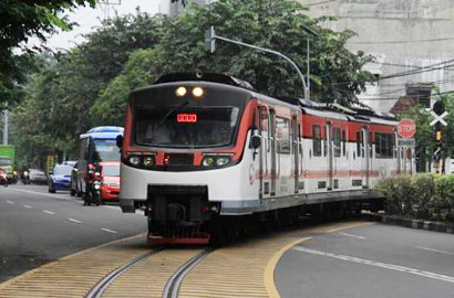 Parkir di Tengah Rel, Mobil Ini Hambat Kereta Dalam Kota di Solo