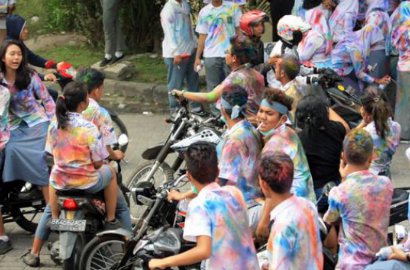 Duh, Pelajar SMA Rayakan Kelulusan dengan Pesta Cat dan Robek Rok Seragam