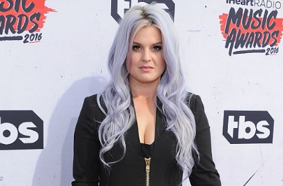 Kelly Osbourne Ngamuk Perceraian Ozzy-Sharon Osbourne Disebut Karena Perselingkuhan
