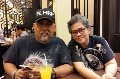Ultah, Indro Warkop Dapat Ciuman Panas dari Istri