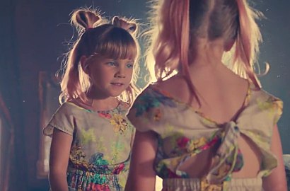 Pink Ajak Willow di MV 'Just Like Fire' OST 'Alice Through the Looking Glass'