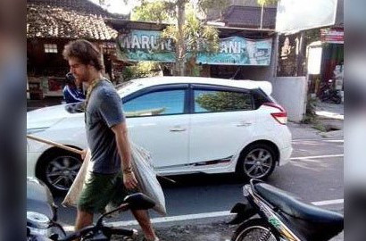 Ada Bule di Bali Jadi Pemulung, Cinta Lingkungan Atau Menyambung Hidup?