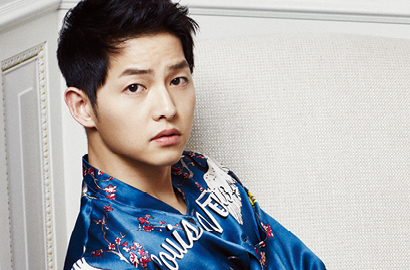 Senyum Ganteng, Song Joong Ki Girang Foto Sama Ribuan Fans Thailand
