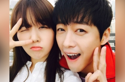 Romantis, Nam Goong Min Sirami Minah dengan Bunga di Poster 'Beauty of the Beast'