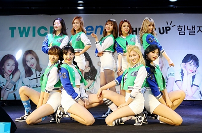 Sikap Asli Para Member Twice Terungkap Lewat Fanmeeting, Seperti Apa?