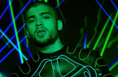 Keren, Zayn Malik Disorot Laser di MV 'Like I Would'