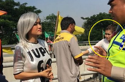 Alami Kecelakaan, Julia Perez Ditolong Ayu Ting Ting