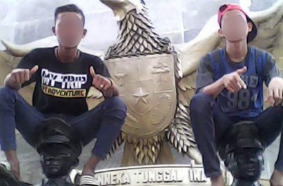 Bersikap Alay, Pemuda yang Duduki Kepala Patung Pahlawan Revolusi Minta Maaf