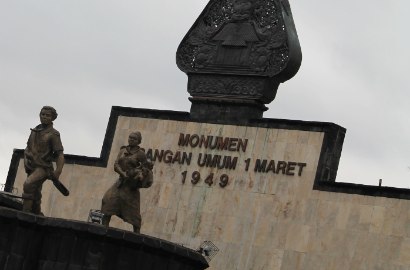 Bikin Heboh, Remaja Ini Acungkan Jari Tengah ke Relief Soeharto