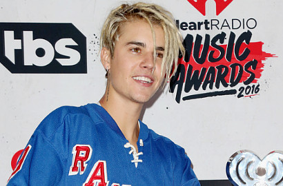 Nikmati Waktu Ala Orang Biasa, Justin Bieber Beri Makan Tupai