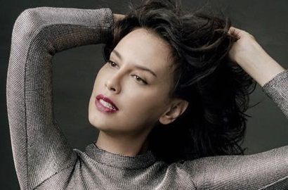 Seksinya Sophia Latjuba Foto Gigit Bibir Dibilang Mirip Angelina Jolie