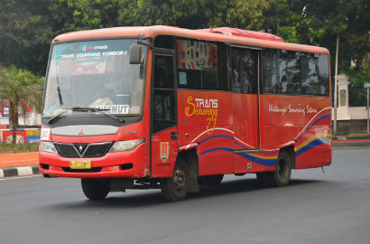 Anak-Anak Ini Punya Hobi Unik Rekam Suara Klakson Bus