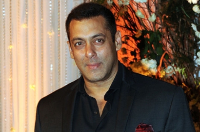 Dekat dengan Keluarga, 'Pacar' Salman Khan Gandeng Erat Calon Ibu Mertua