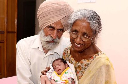 Wow, Ada Nenek Usia 72 Tahun yang Lahirkan Bayi Pertamanya