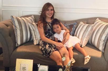 Foto Bareng Ayu Ting Ting, Bilqis Jarang Tersenyum?
