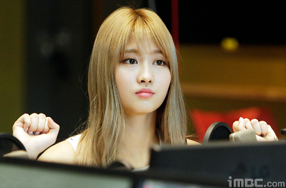 Tak Sengaja Menonjok, Kocaknya Momo Minta Fanboy Twice Balas Dendam