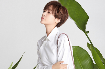 Seksi Banget, Hwang Jung Eum Pamer Pundak Mulus di Iklan Tas
