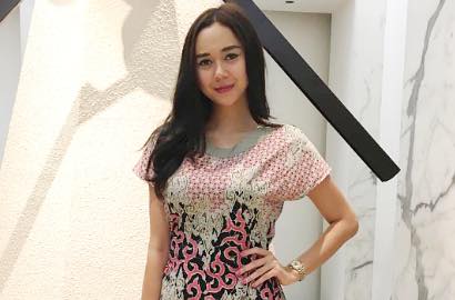 Aura Kasih Tolak Tanggapi Alasan Putus dengan Glenn Karena Pihak Ketiga