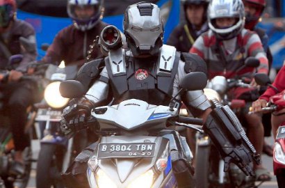 Superhero 'Iron Man' Ini Rela Keliling Jakarta Demi Mencari Nafkah