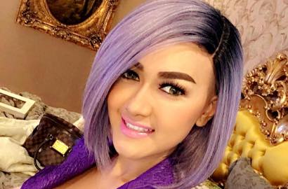Sehari Jadi Janda, Julia Perez Sudah Gandeng Bule?