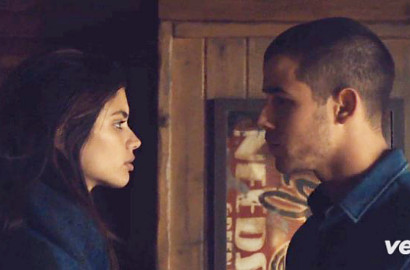 Nick Jonas Bercumbu Mesra dengan Sara Sampaio di MV 'Chainsaw'