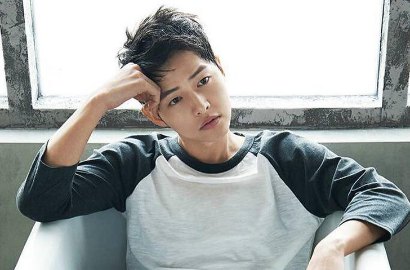 Pakai Jumpsuit di Foto Teaser 'Happy Camp', Song Joong Ki Masih Ganteng?