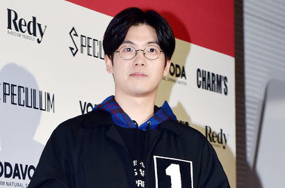 Girang, Mad Clown Tebar Senyum Sambil Gandeng Istri Saat Menikah