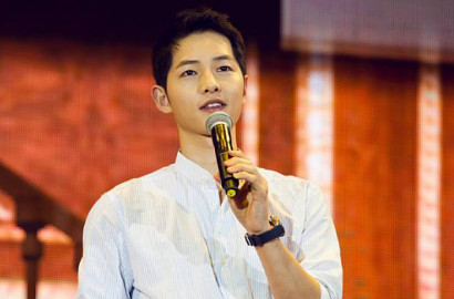 Dapat Kejutan, Song Joong Ki Rangkul Park Bo Gum di Fanmeet Beijing