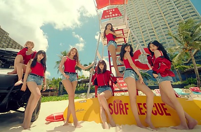 Jadi Penjaga Pantai, AOA Seksi Goyang Pinggul di MV 'Good Luck'