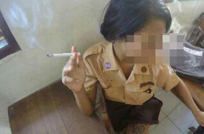Astaga, Beredar Foto Siswi SMP Merokok dan Pamer Tato di Kelas