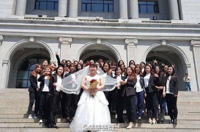 Rayakan Kelulusan, Mahasiswa Tiongkok Ini 'Dinikahi' oleh 34 Mahasiswi