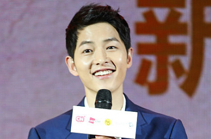 Sapa Fans Lewat Aplikasi, Imutnya Song Joong Ki Ketahuan Gaptek