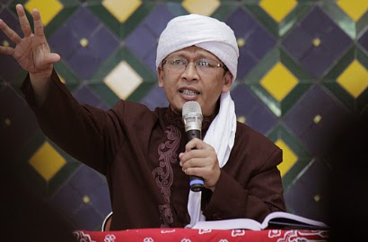Unggah Foto Pemuda Salat Pakai Bawahan Mukena, Aa Gym Bikin Heboh Netter