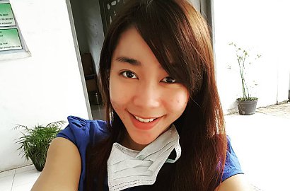 Gaji Tak Cukup, Dokter Cantik Ini Kerja Sambilan Jadi Pengamen