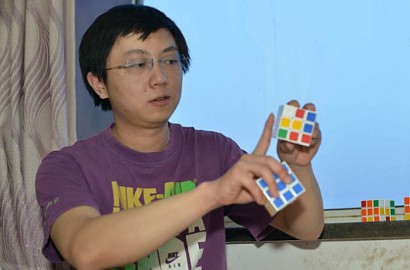 Susun 840 Rubik Demi Pujaan Hati, Jomblo Ini Malah Ditolak
