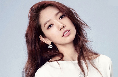 Cantik Berponi, Park Shin Hye Ajak Fans Tanding Olahraga Bareng