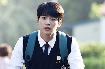 Bikin Meleleh, Minho SHINee Tatap Mesra Kim Go Eun di 'Grandmother Gyechoon'