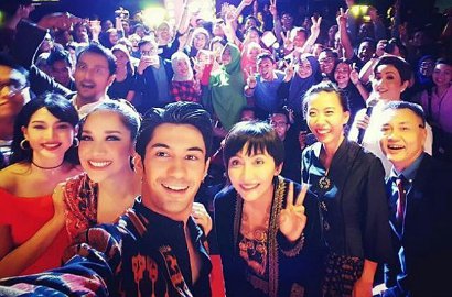 'My Stupid Boss' Premiere di Malaysia, Reza Rahadian-BCL Kompak Tampil Etnik