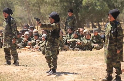 Ngerinya Bocah-Bocah Dilatih ISIS Jadi Penembak Jitu