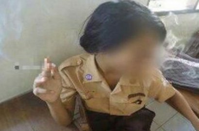 Siswi SMP Merokok Sambil Pamer Paha, Orangtua Bantah Itu Anaknya