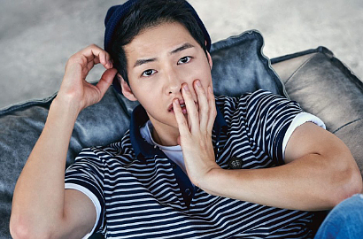 Bikin Hati Meleleh, Imutnya Song Joong Ki Pemotretan Bareng Anjing