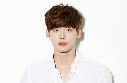 Mulai Syuting Drama 'W', Lee Jong Suk Bakal Kendarai Mobil Ferrari