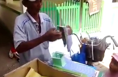 Kreatif dan Cekatan, Netter Terpukau Penjual Ini Bikin Kapal Kertas