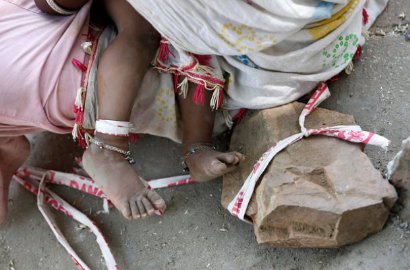 Ditinggal Ibu Bekerja, Kaki Balita di India Ini Sengaja Diikat ke Batu