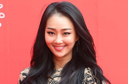 Jadi Sukarelawan, Manisnya Hyorin Cium Anjing di Penampungan Binatang