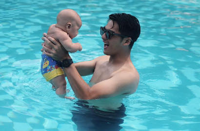 Lucunya Bayi Ricky Harun Terlelap Saat di Kolam Renang