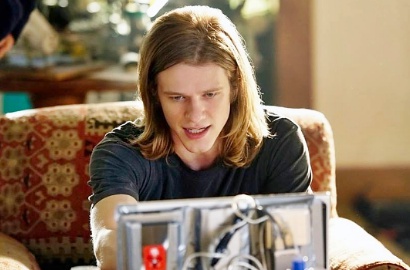 'MacGyver' Rilis Teaser Keren, Gaya Rambut Lucas Till Malah Diolok Netter