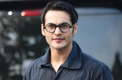 Bikin Deg-Degan, Ravi Bhatia Didekati Ular Besar