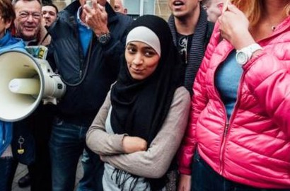 Intip Foto Wanita Berhijab yang Nekat Selfie di Tengah Demo Anti Islam